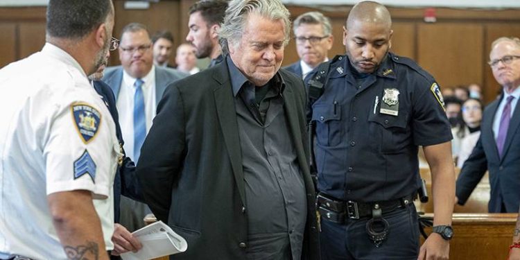 Trump'ın eski danışmanı Steve Bannon, New York'ta teslim oldu