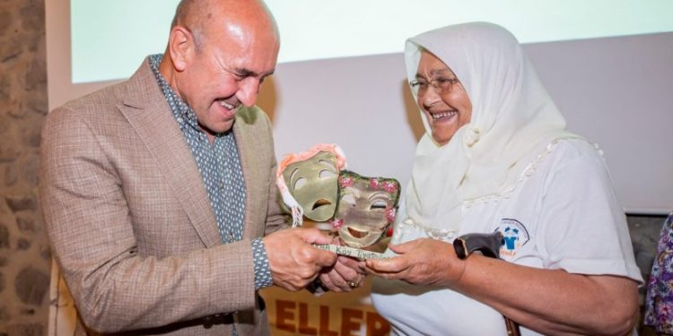 Tunç Soyer tiyatro emekçileriyle buluştu