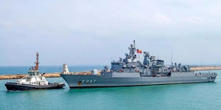 Türk savaş gemisi, yıllar sonra ilk kez İsrail limanına demir attı