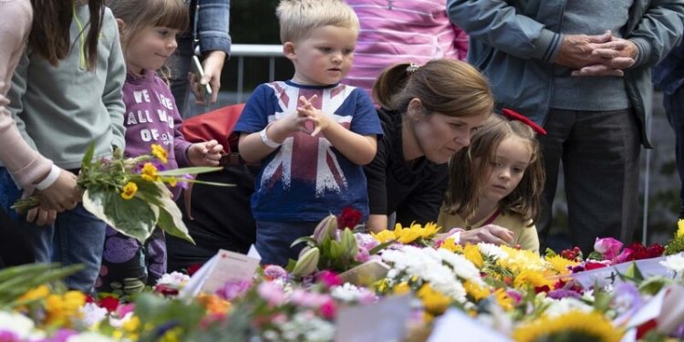 Türkiye, 2. Elizabeth'in cenazesi için 1.5 milyon dal karanfil gönderecek