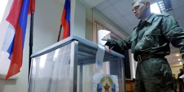 Ukrayna'da referandum 'güvenlik amaçlı' askerler tarafından yapılıyor