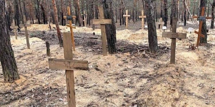 Ukrayna’nın kontrolüne geçen İzyum’da toplu mezar bulundu