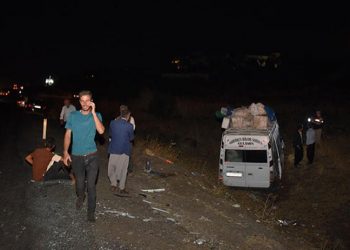 Urfa'da tarım işçilerini taşıyan minibüs ile otomobil çarpıştı: 16 yaralı