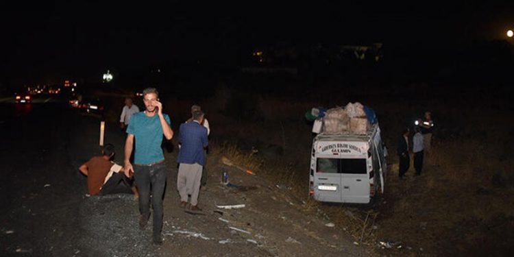 Urfa'da tarım işçilerini taşıyan minibüs ile otomobil çarpıştı: 16 yaralı