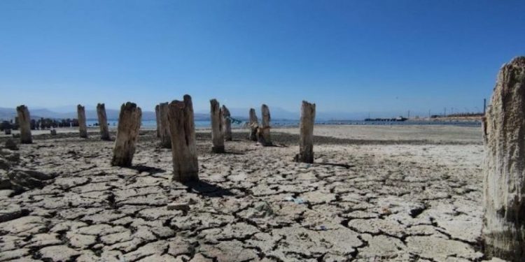 Van Gölü kuruyor: 100 yıllık balıkçı iskelesi ortaya çıktı