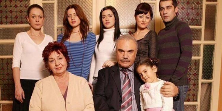 'Yaprak Dökümü' dizisinde yer alan maaş sahnesi yeniden gündem oldu!