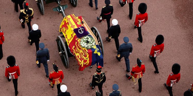 Yaşam pahalılığı krizinin tartışıldığı Britanya'da Kraliçe Elizabeth'in vergilerle karşılanacak cenaze töreninin maliyeti merak ediliyor