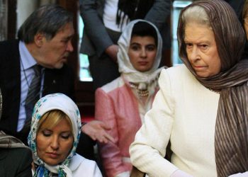 Yeşil Camii'de Kuran dinleyen Kraliçe