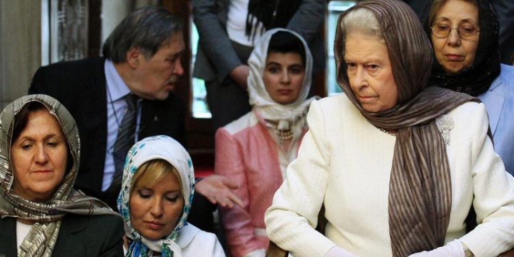 Yeşil Camii'de Kuran dinleyen Kraliçe