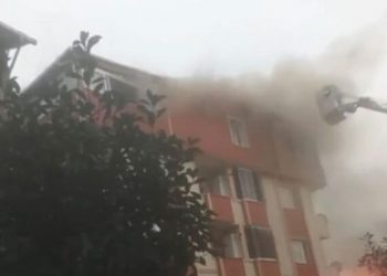 Yıldırım düşen apartmanın çatısı yandı