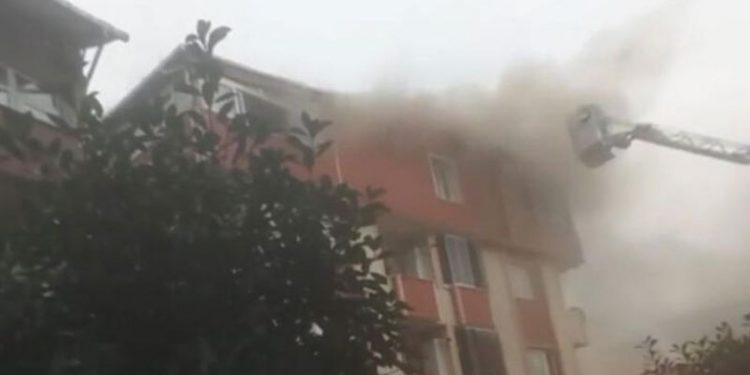 Yıldırım düşen apartmanın çatısı yandı