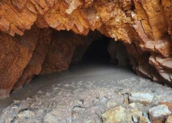 Yol çalışmasında yer altı mağarası bulundu