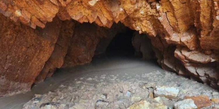 Yol çalışmasında yer altı mağarası bulundu