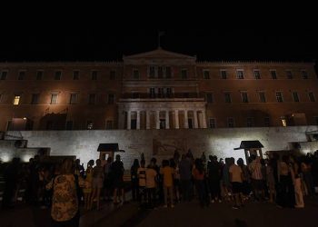 Yunanistan Parlamentosu enerji tasarrufu için ışıklandırmayı sınırladı