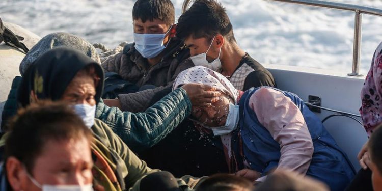 Yunanistan Türkiye'yi sığınmacıları geri itmekle suçladı