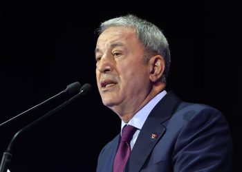 Yunanistan’a bir tehdit de Akar’dan: Aynı şeyi tekrarlatmayın
