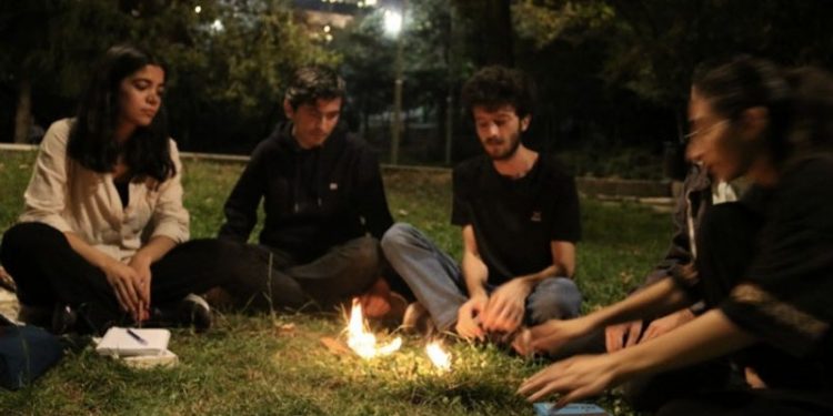 Yurt sorunu yaşayan öğrenciler ‘Çatımız Gökyüzü’ nöbeti başlattı