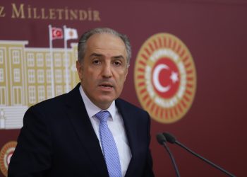 ‘AKP, AYM’yi güdümlü yüksek iktidar mahkemesi yapmak istiyor’