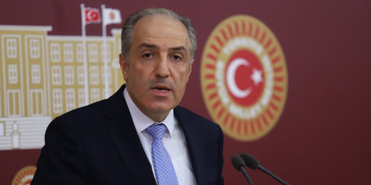 ‘AKP, AYM’yi güdümlü yüksek iktidar mahkemesi yapmak istiyor’