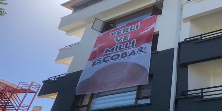 ‘Yerli ve milli Escobar’ pankartı yeniden asıldı