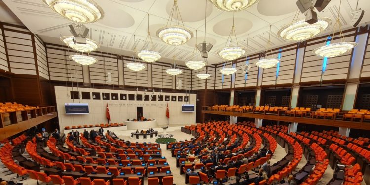 Meclis’te Dezenformasyon Yasa Tasarısı Gerginliği