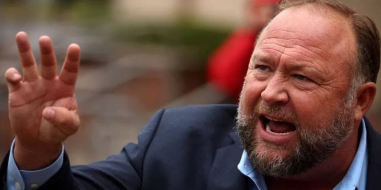 26 kişinin öldürüldüğü okul saldırısına "aldatmaca" demişti; ABD'de komplo teorisyeninin 965 milyon dolar tazminat ödemesine karar verildi