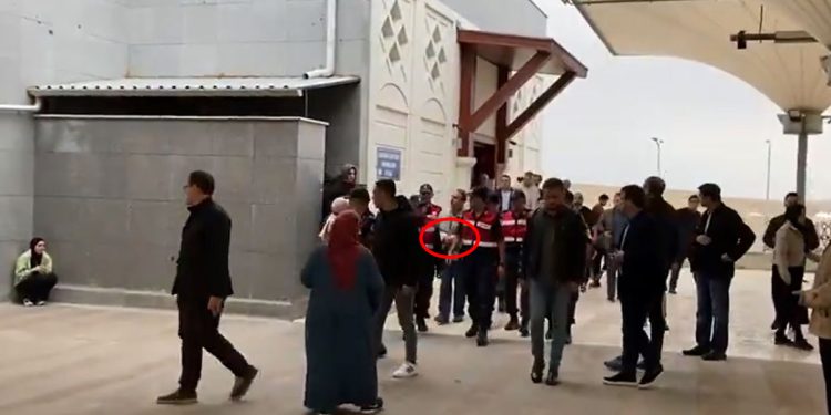 6 yıldır hücrede tutulan Haşim Güney, oğlunu elleri kelepçeli uğurladı