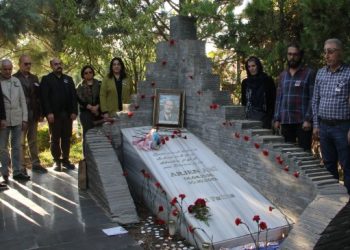 Kürt şair Arjen Arî mezarı başında anıldı