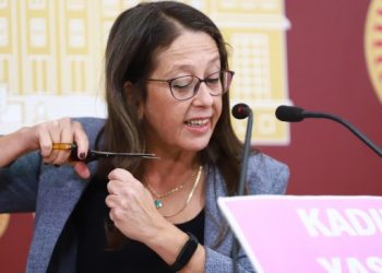 HDP’li Ersoy İranlı kadınlara destek için saçını kesti