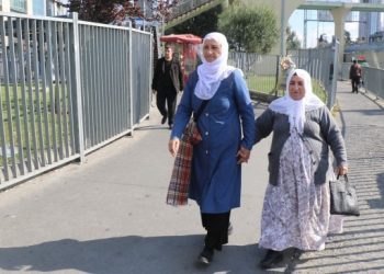 Tutuklu yakınları el ele tutuşarak yürüyüş düzenledi