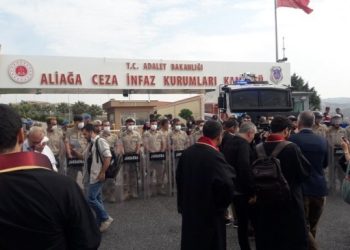İzmir Barosu: Avukatlara duruşma salonlarını kapatan faşizm yenilecek