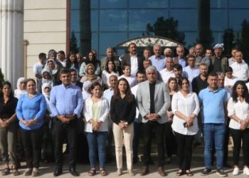 Silopi Kaymakamlığı belediyenin mor renkli binalarını kırmızı beyaza boyadı