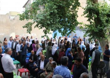 Kimyasal saldırılarda yaşamını yitirenlerin taziyelerine kitlesel ziyaret