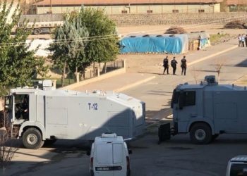 Cizre kayyım organizasyonu öncesi polis ablukasında