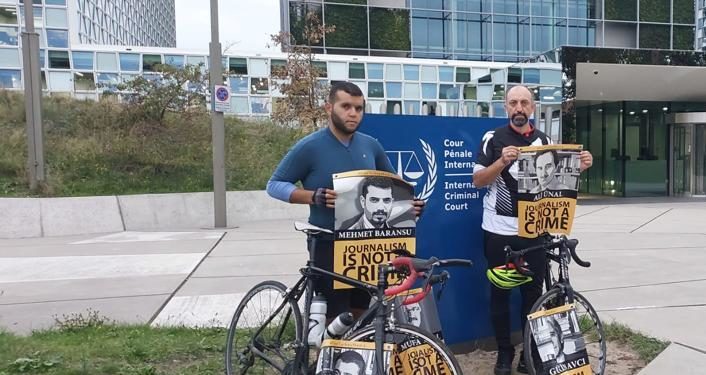 800 km bisiklet turu Lahey Adalet Divanı önünde tamamlandı: “Gazetecilik Suç Değildir”