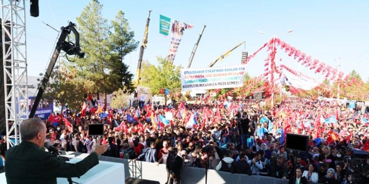 Erdoğan’dan Diyarbakır’da HDP ve Demirtaş’a Eleştiri