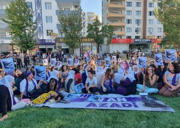 Diyarbakır’da Yasak Gölgesinde İran Protestosu
