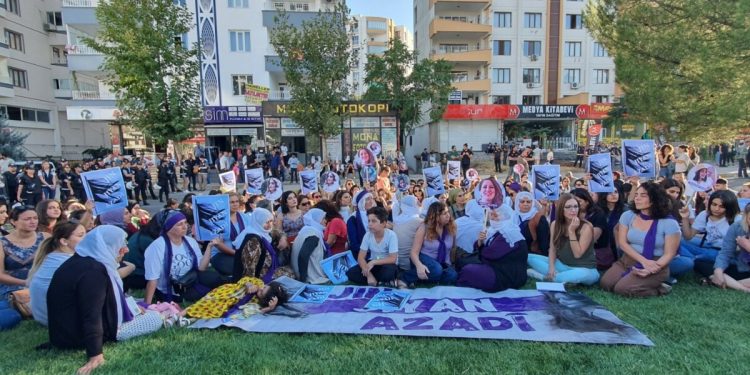 Diyarbakır’da Yasak Gölgesinde İran Protestosu