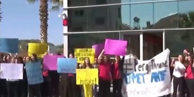 AKPM vekillerinden Türk okullarını kapatan Arnavutluk’a uyarı: AB’ye aday bir ülke dış baskılarla karar alamaz