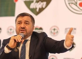 AKP’li başkan muhtarlara 1800 liralık saat hediye etti