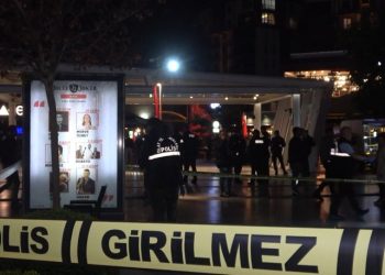 AVM'de panik anları! Pompalı tüfekle ateş açtılar