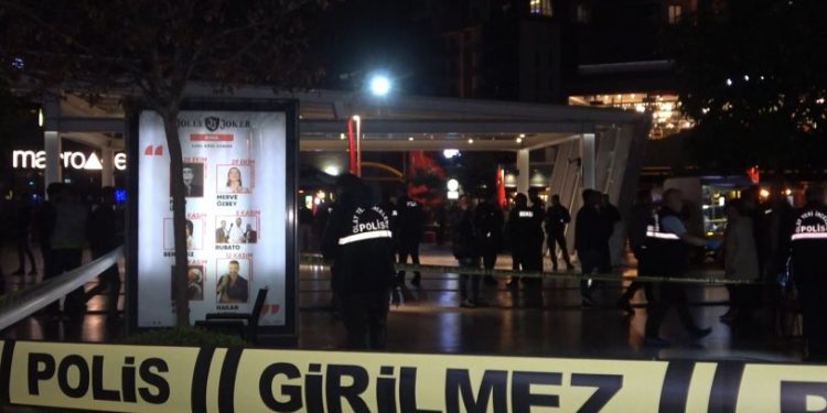 AVM'de panik anları! Pompalı tüfekle ateş açtılar