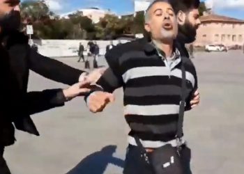 Adliyede ‘Erdoğan hırsız, Erdoğan hırsız’ diye bağıran kişi apar topar gözaltına alındı