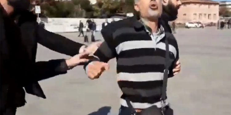 Adliyede ‘Erdoğan hırsız, Erdoğan hırsız’ diye bağıran kişi apar topar gözaltına alındı