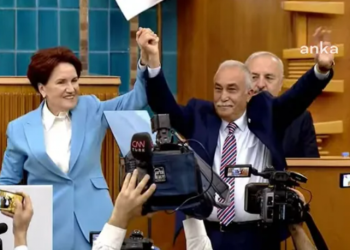 Ahmet Eşref Fakıbaba resmen İYİ Parti'de, rozetini Akşener taktı