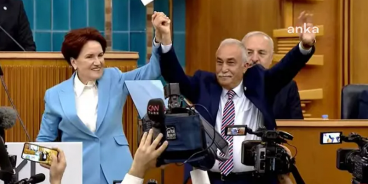 Ahmet Eşref Fakıbaba resmen İYİ Parti'de, rozetini Akşener taktı