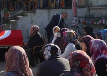 Akşener, faciada yaşamını yitiren madenci Rıdvan Acet'in ailesini ziyaret etti