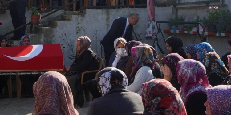 Akşener, faciada yaşamını yitiren madenci Rıdvan Acet'in ailesini ziyaret etti