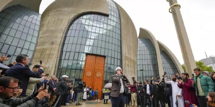 Almanya’da Köln Camii’nde ilk kez hoparlörden ezan okundu