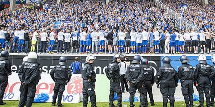 Almanya'da taraftara orantısız şiddet uygulayan polis hakkında soruşturma